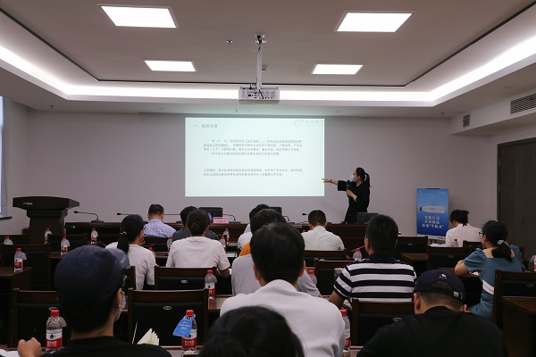 9月14日，甌飛集團舉辦甌飛講壇——“國有企業(yè)違規(guī)經(jīng)營投資責任”專題培訓.jpg